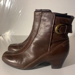 Clarks artisan activewear ankle boot Size 7 medium